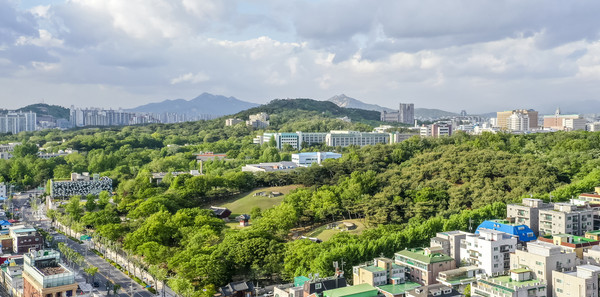 ▲ 천장산과 영휘원 전경.