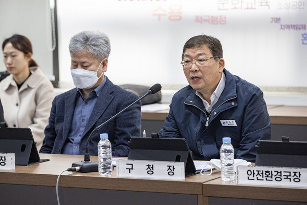 ▲ 최종보고회에서 탄소중립 실현 방안 논의하는 김경호 구청장.