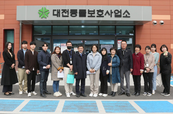 ▲ 시흥시의회 교육복지위원회, 대전반려동물공원 방문 기념사진.