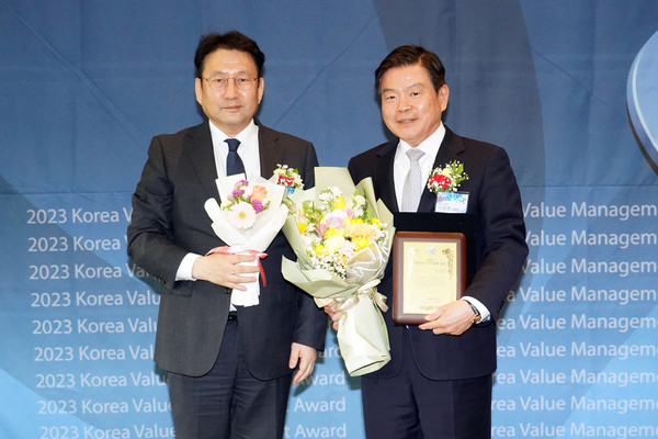 ▲이필형 동대문구청장(사진 오른쪽)이 전창협 헤럴드 대표이사(사진 왼쪽)와 기념촬영을 하고 있다.