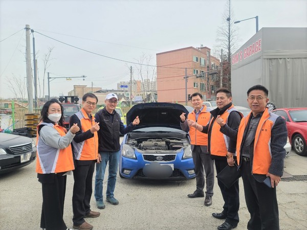 ▲ 평택시 송북동 지역사회보장협의체 소외계층 위한 자동차 무상 수리 시범사업 실시 모습.