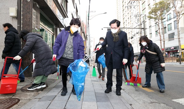 ▲ 지난 1월 동작구 신대방 일대에서 담배꽁초와 휴지등 거리 대청소를 진행하는 모습.
