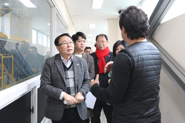 ▲ 설명을 듣는 도시환경위원회 위원들.