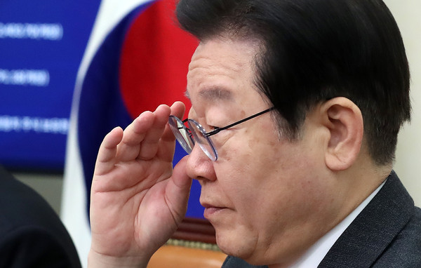 ▲ 이재명 더불어민주당 대표가 최고위원회의에 참석해 안경을 만지고 있다. /뉴시스