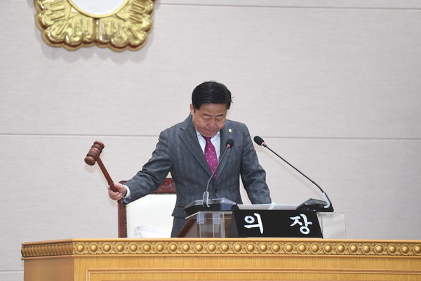 ▲ 윤창철 의장이 의사봉을 두드리며 홍복저수지 상수원 보호구역 지정 해제 촉구 건의안을 채택하고 있다.