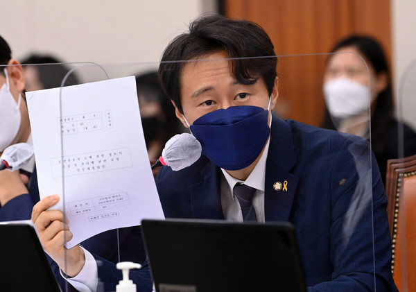 ▲ 질의하는 이탄희 더불어민주당 의원. /뉴시스