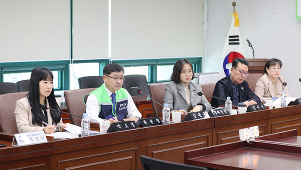 ▲ 간담회 진행하는 교육복지위원회 위원들.