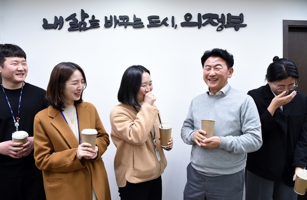 ▲ 카페 무지개로 직원과 소통하고 있는 김동근 의정부시장 모습.
