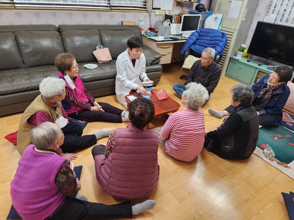 ▲ 인천 동구 취약계층 전담 순회 구강관리반 운영 모습.