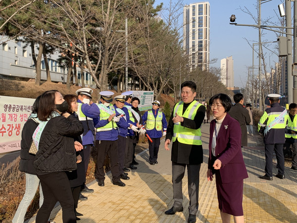 ▲ 인천 중구청장 영종초등학교 교통안전 캠페인 진행 모습.