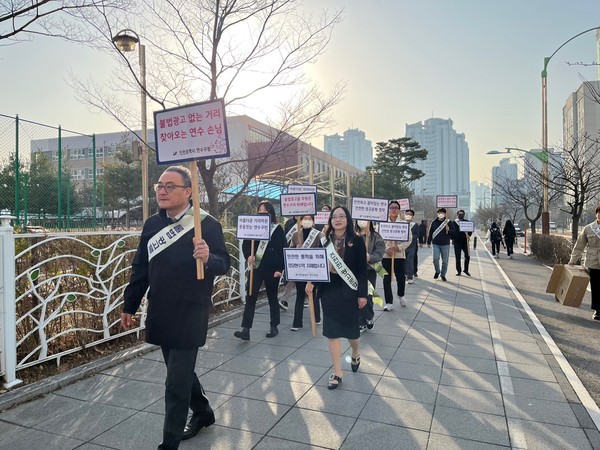 ▲ 연수구 송도국제도시 불법 광고물 근절 합동 캠페인 진행 모습.