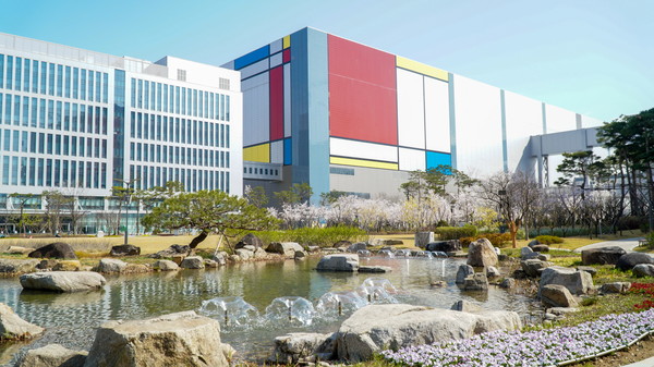 ▲ 삼성전자 평택사업장 내부에 조성된 연못 모습.