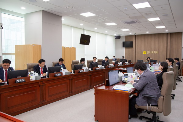 ▲ 교육행정위원회, 2023년도 소관 업무 보고 받는 모습.