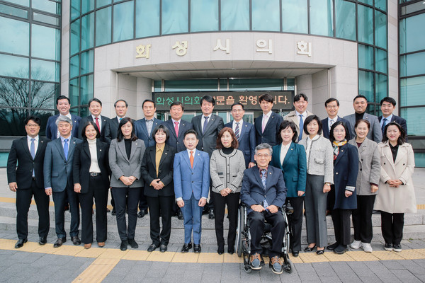 ▲ 왼쪽부터 김영수, 장철규, 배현경, 공영애, 위영란, 김종복, 김경희, 이용운, 차순임, 명미정, 조오순, 김미영, 이은진 의원, 뒷줄 오른쪽부터 배정수, 김상균, 이해남, 전성균, 송선영, 정흠범, 유재호, 오문섭, 박진섭, 김상수, 임채덕, 이계철 의원