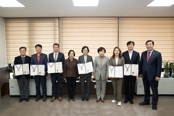▲ 결산검사위원 위촉식 기념촬영하는 위원들.