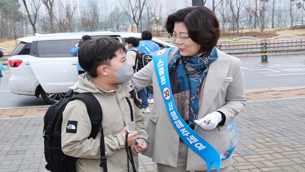 ▲ 어린이보호구역 교통안전캠페인 실시하고 있는 김보라 안성시장 모습.