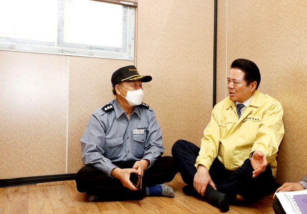 ▲ 최근 새롭게 조성된 동안구 공동주택의 한 휴게시설을 방문한 최대호 안양시장 모습.