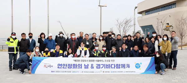 ▲ 기념촬영하는 송미희 의장과 참석자들.