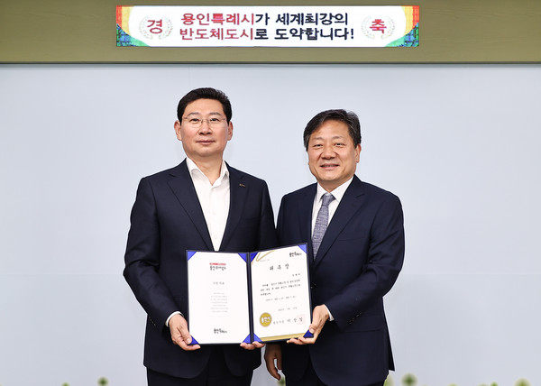 용인특례시 이상일 시장(왼쪽)과 특별고문으로 위촉된 강대희 서울대학교 의과대학 교수(오른쪽)