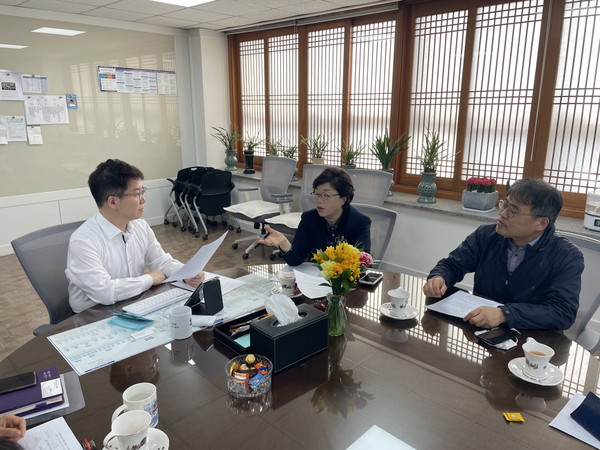 황인국 수원시 제2부시장(왼쪽 1번째)과 박옥분 경기도의원(왼쪽 2번째), 박현준 경기비정규직지원센터 소장(오른쪽 1번째)이 간담회에서 이야기하고 있다.