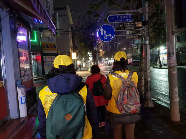 ▲ 밤 10시 이후 귀갓길에 성동구 안심귀가 동행서비스를 이용하는 모습.