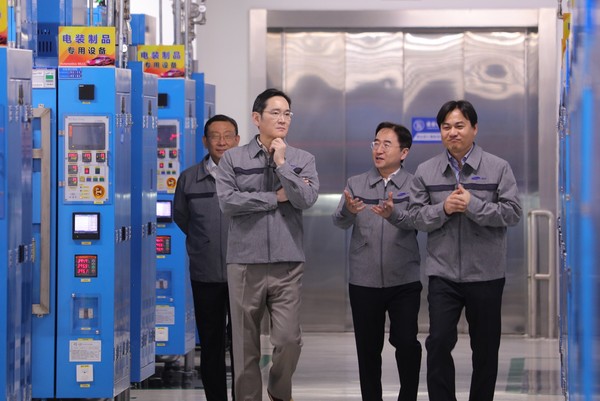 ▲ 이재용 삼성전자 회장, 삼성전기 중국 톈진공장 점검 모습. /뉴시스