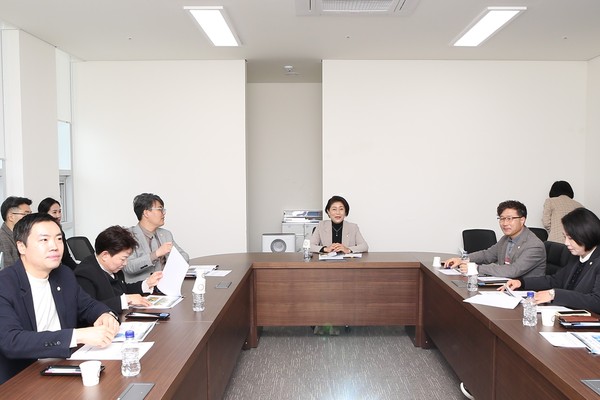 ▲ 재정문화위원들이 부천아트센터 개관 준비 현황에 대해 브리핑을 받고 있다.