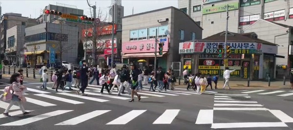 ▲ 계양서 녹색어머니회 협업 어린이 하교지도 실시 사진.