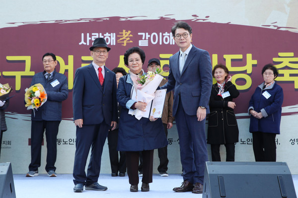 ▲ 지난해 10월 경로의 달 기념 개최된 어르신한마당 축제에서 정원오 성동구청장(사진 오른쪽)이 유공자 표창 후 대한노인회 성동구지회장(사진 왼쪽)과 기념사진을 찍고 있다.