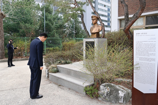 ▲ 이재호 연수구청장 송도고 방문해 故 윤영하 소령 추모.