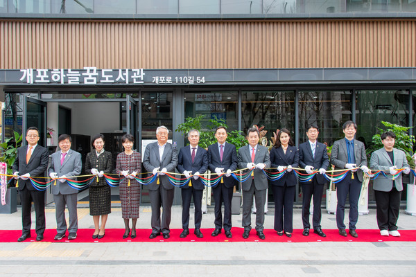 ▲ ‘개포 하늘꿈 도서관 개관식’에 참석한 강남구의회 의원들(좌측에서 5번째 김형대 의장, 4번째 김민경 행정재경위원장).