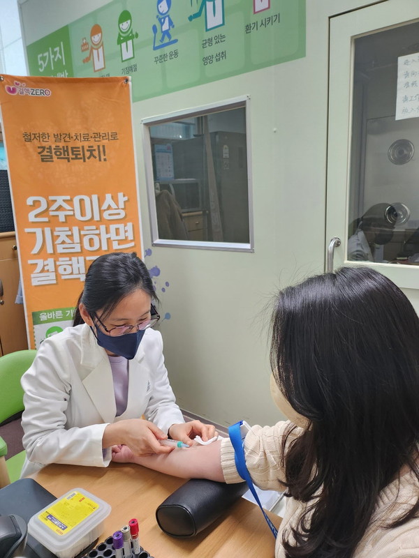 ▲ 시흥시 돌봄시설 종사자 잠복결핵감염 무료 검진 시행 모습.