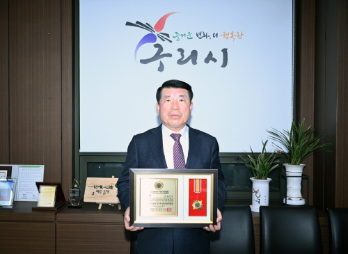 ▲ 백경현 구리시장, 2023 대한민국 파워리더대상 ‘지방행정 부문’ 대상 수상 모습.