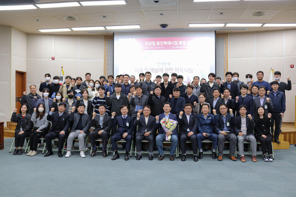 ▲ 미술과 예술에 관한 지식 나눔 강연 참여자 단체사진.