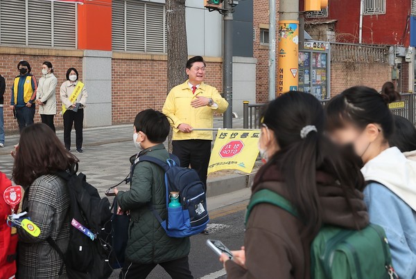 ▲ 이영훈 미추홀구청장, 등굣길 교통안전 캠페인 실시 모습.