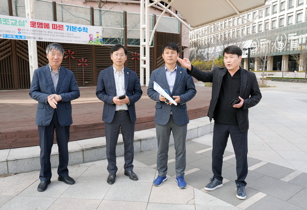 ▲ 최훈종 의원이 제안한‘옛 지명 안내판 사업’에 대해 현장점검을 실시하고 있다. 우로부터 최훈종·정병용·오승철 의원, 유병기 하남문화원장.