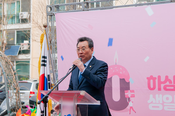 ▲ 하상장애인복지관에서 열린 ‘2023 하상나눔마을축제’ 에서 강남구의회 김형대 의장이 축사를 하고 있다.