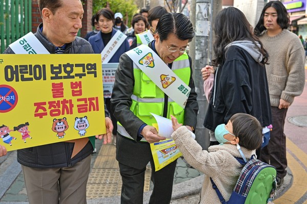 ▲ 서강석 송파구청장이 석촌초등학교 ‘어린이 교통안전 캠페인’ 진행 모습.