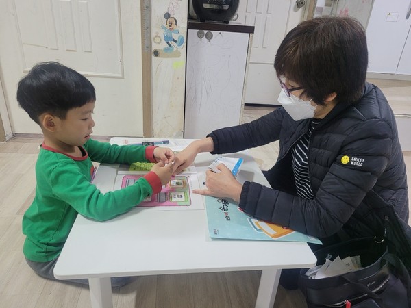 ▲ 다문화가족 자녀 1:1 맞춤형 방문 학습지 교육 실시 모습.
