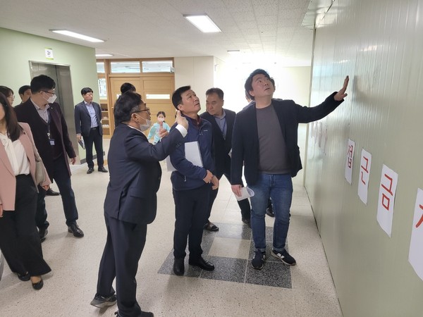 ▲ 한원찬·장한별 의원, 수원 글빛초 학교안전점검 현장 방문 모습.