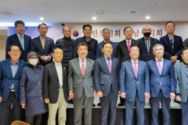 ▲ ‘2023년 경로당 지도자 리더십 교육’에 참석한 강남구의회 의원들(첫번째 줄 좌측에서 4 번째 김형대 의장).