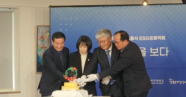 ▲ 왼쪽부터 관계공무원, 위영란 부위원장, 장철규, 배정수 의원이 화성시 향토 음식에 관한 설명을 듣고 있다.