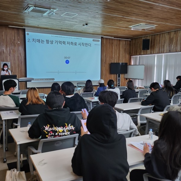 ▲ 오산시치매안심센터 한신대학교 재학생 치매파트너 교육 실시 모습.