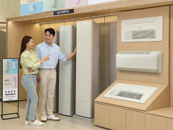 ▲ 삼성전자 모델이 서울 대치동에 위치한 삼성스토어 대치점에서 2023년형 무풍에어컨을 다양한 혜택과 함께 구매할 수 있는 '무풍당당 에너지 페스타' 행사를 소개하고 있는 모습. /뉴시스