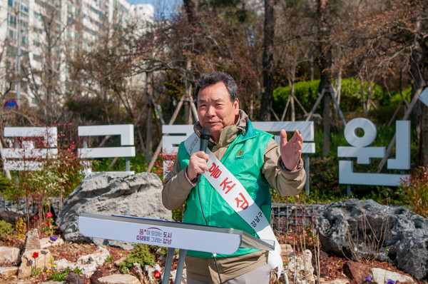 ▲ 30일 오전 매봉산 일대에서 실시된 ‘새마을생명운동 나무심기’ 행사에서 축사를 하는 김형대 의장