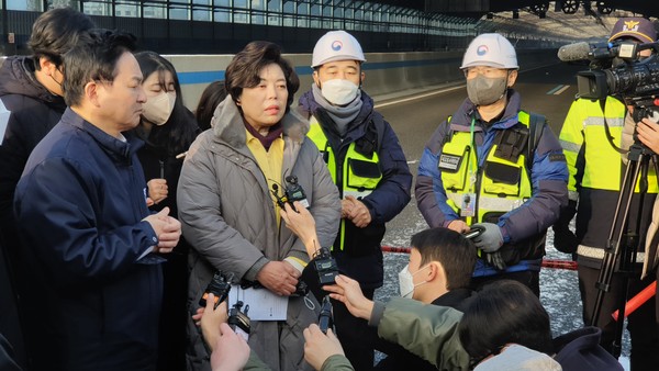 ▲ 신계용 과천시장이 제2경인 고속도로 북의왕IC 방음터널 화재 사고 현장에서 인터뷰하고 있다