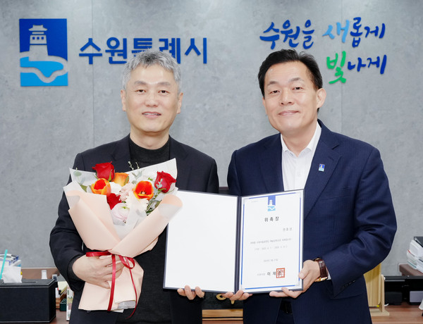 이재준 수원시장이 위촉장 수여 후 권호성 예술감독(왼쪽)과 함께하고 있다.