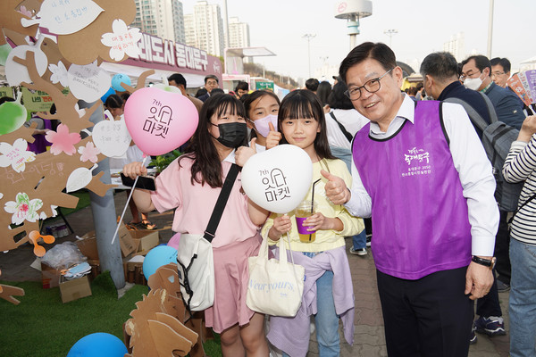 ▲ 봄꽃축제 참석한 이필형 동대문구청장이 탄소도시 부스에서 아이들과 기념촬영을 하고있다.