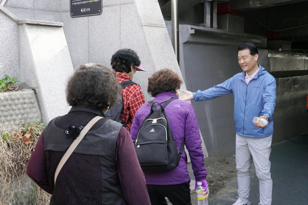 ▲ 성북천에서 열린 성북구민 걷기대회에서 이승로 구청장(우측)이 걷기대회에 참여한 주민들에게 인사를 건네고 있다.