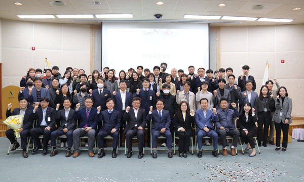 ▲ 용인도시공사, 창립 12주년 행사 단체사진.